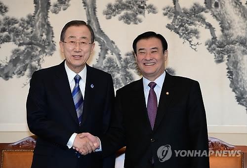 Tổng Thư ký Liên Hợp Quốc Ban Ki-moon (trái) bắt tay với người phát ngôn Quốc hội Hàn Quốc Kang Chang-hee.